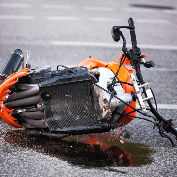 motocicleta dañada tirada en medio de la carretera tras un accidente