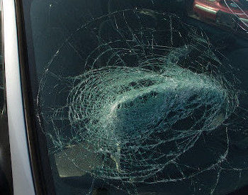 El parabrisas destrozado de un coche tras un accidente en Luisiana