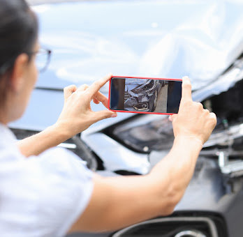 Una cosa importante que hay que hacer después de un accidente de coche es documentar los daños con fotos.