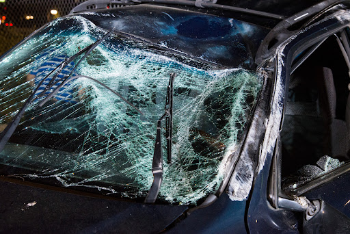 Un accidente de coche con vuelco puede causarle daños importantes a usted y a su vehículo, como en este caso.