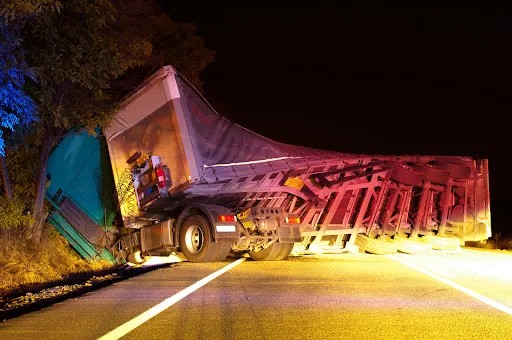 El vuelco de un camión de 18 ruedas en el puente Twin Span cierra la I-10