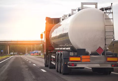 Camión de productos químicos en la carretera