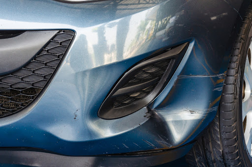 Minor damage to the front fender of a blue car after an accident in Louisiana