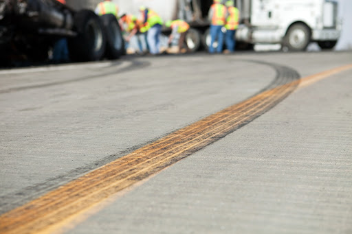 Un accidente de tractor en la autopista con una marca de derrape del volantazo