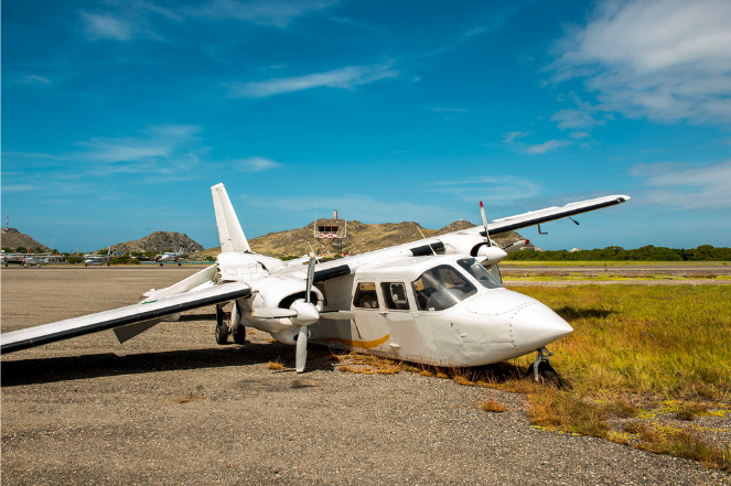 avión derribado en el campo del aeropuerto