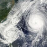 vista por satélite de 2 tormentas huracanadas