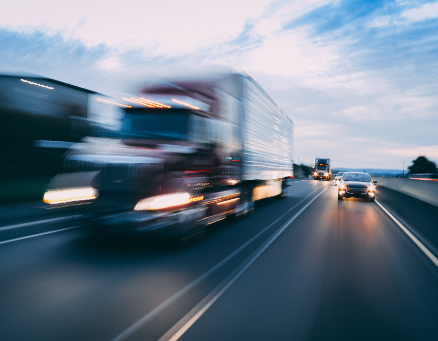 Un camión de 18 ruedas circulando rápido por la autopista