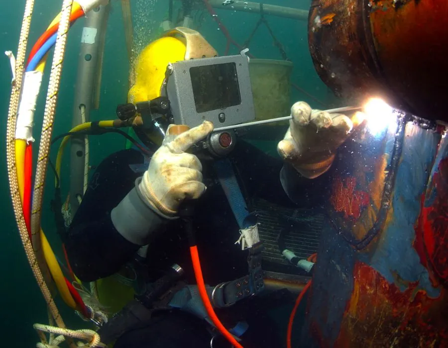 welding technician underwater working on a cracked pipe