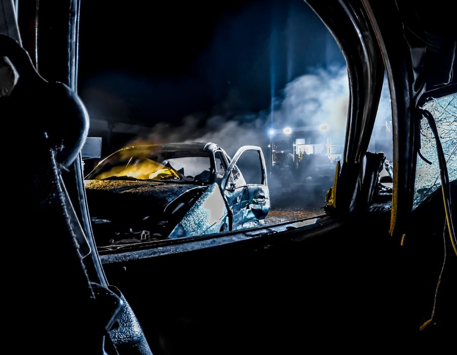 coches accidentados fotografiados de noche