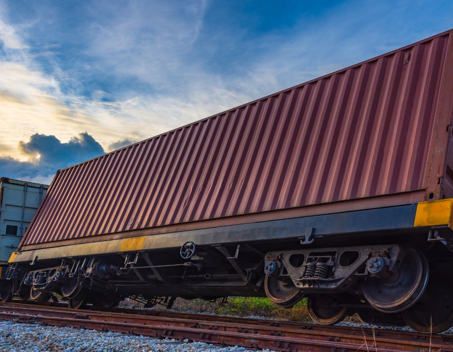 vagón de tren que se sale de la vía