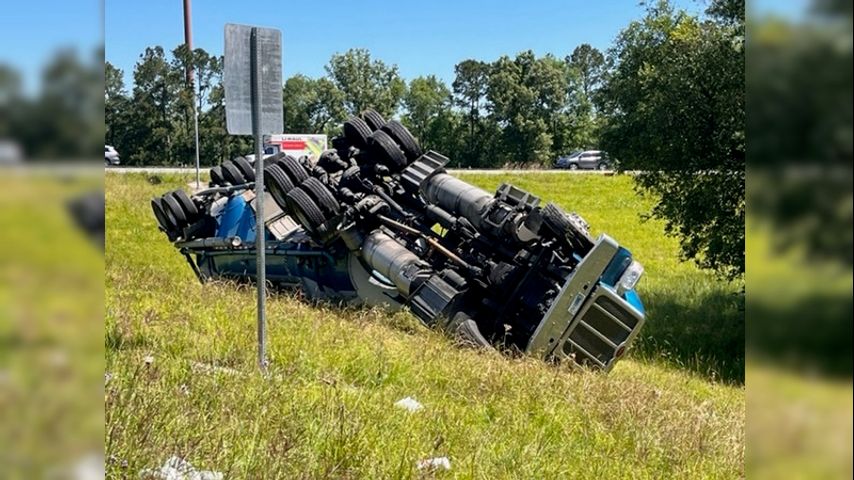 Vuelco de un camión de 18 ruedas en la I-12 cerca de Hammond