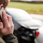 hombre al teléfono tras un accidente