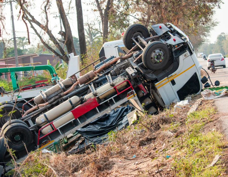 camión volcado en una zanja