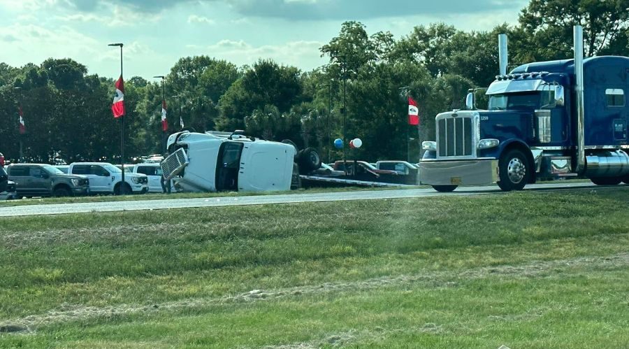 problemas de tráfico por el vuelco de un camión de 18 ruedas en Lafayette