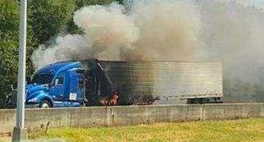 Incendio de un camión de 18 ruedas