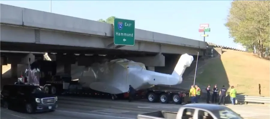 helicopter lodged under interstate