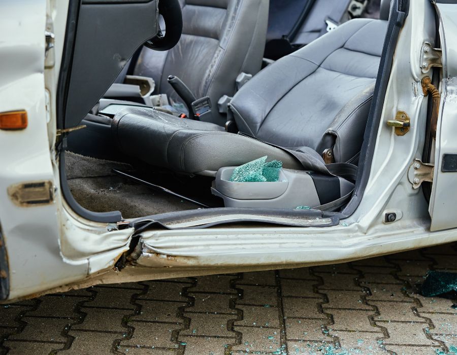 primer plano de un vehículo siniestrado - asiento del conductor