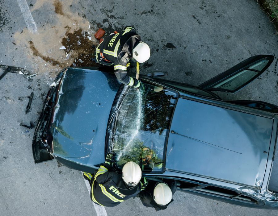 los bomberos atienden a un vehículo tras un grave accidente