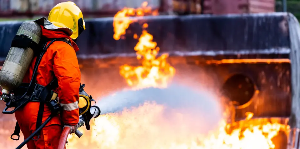 bombero rociando el fuego con agua