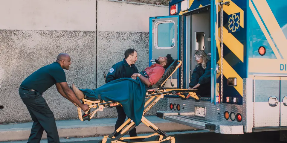 Un hombre herido es subido a una ambulancia
