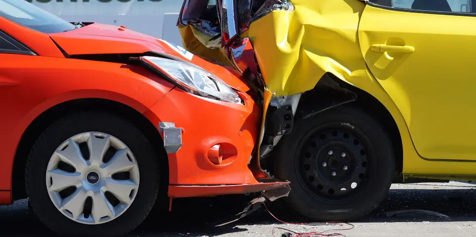 El coche de gama y el amarillo chocaron entre sí