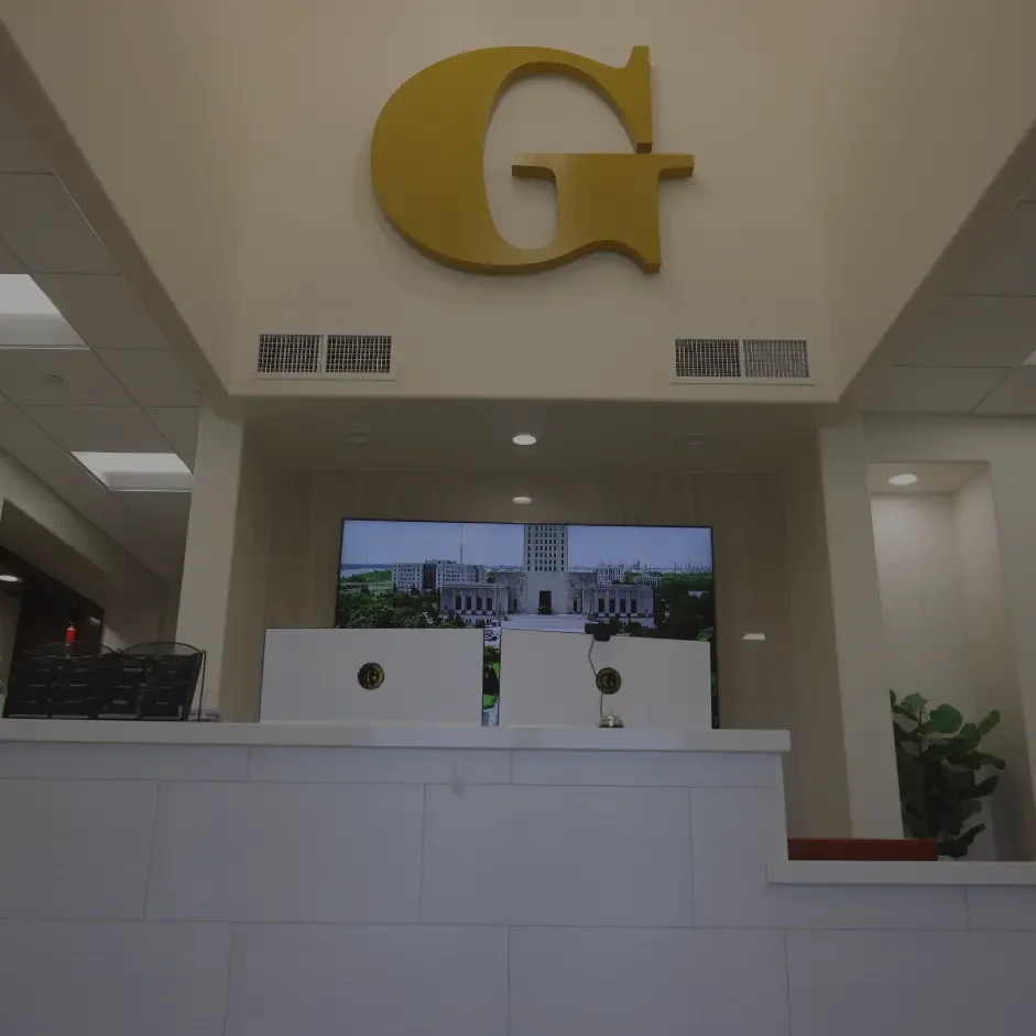 Gonzales Office Gran G dorada sobre un escritorio