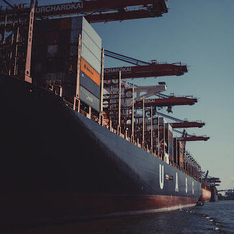Ship in Port barcaza de carga