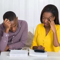 bills Dos adultos frustrados necesitan abogados de lesiones personales de Luisiana que les ayuden con el papeleo.